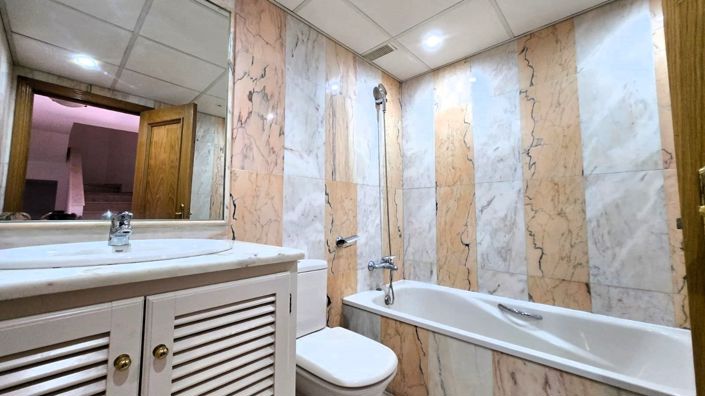 Image No.19-4 Bed Townhouse for sale