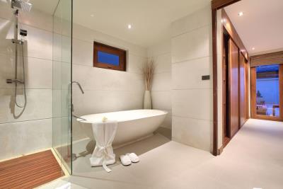Koh-Samui-Beachfront-Property-Bathroom-5