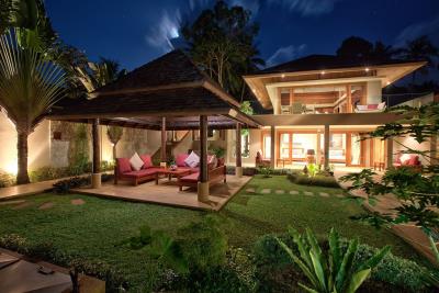 Koh-Samui-Beachfront-Property-Lawn-Night