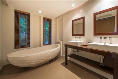 Chaweng-5-Bedroom-Villa-For-Sale-Koh-Samui-Bathroom