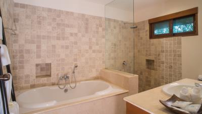 Baan-Tawan-Master-Bathroom