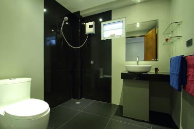 Ko-Samui-Apartment-Building-Bathroom