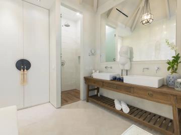 Chaweng-Beach-Villa-Bathroom