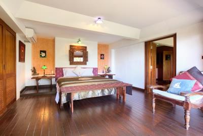 Villa-Thai-Teak-Bedroom-4