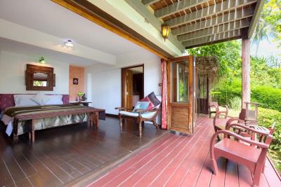 Villa-Thai-Teak-Bedroom-Terrace