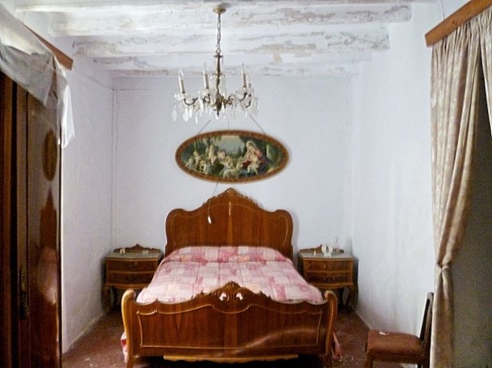 Image No.11-8 Bed Townhouse for sale