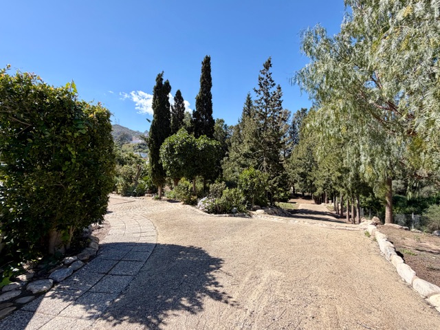 Image No.14-10 Bed Property for sale