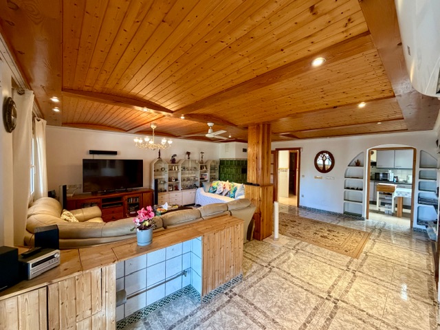 Image No.33-10 Bed Property for sale