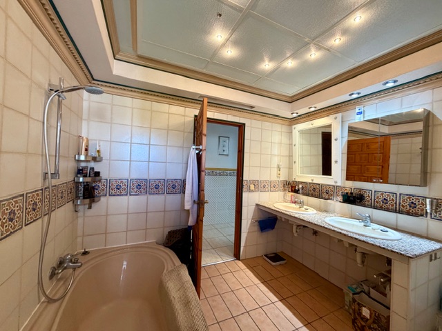 Image No.40-10 Bed Villa for sale