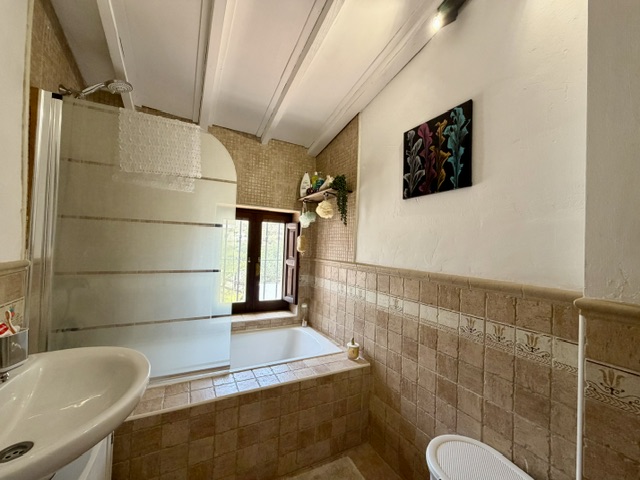 Image No.16-8 Bed Property for sale