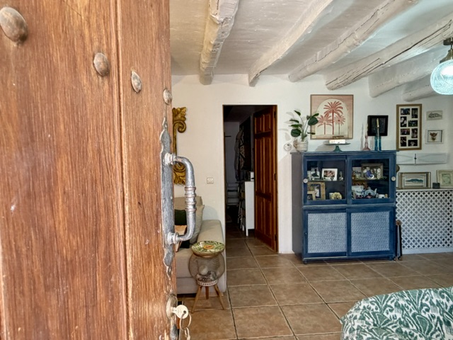 Image No.24-8 Bed Property for sale