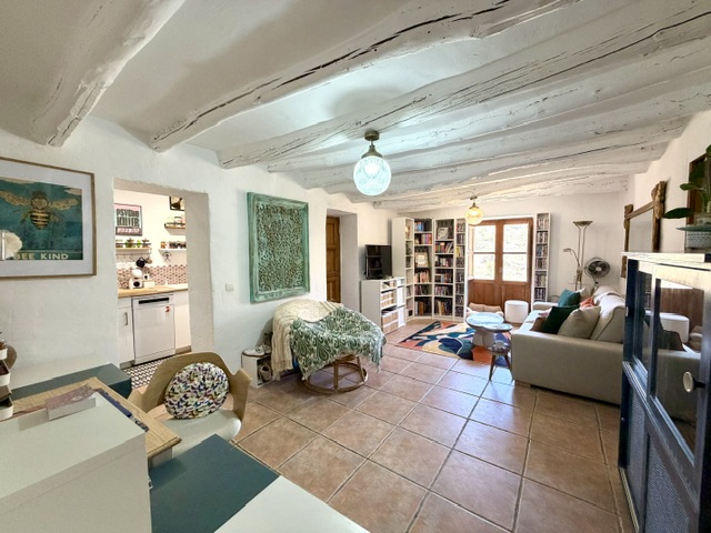 Image No.32-8 Bed Property for sale
