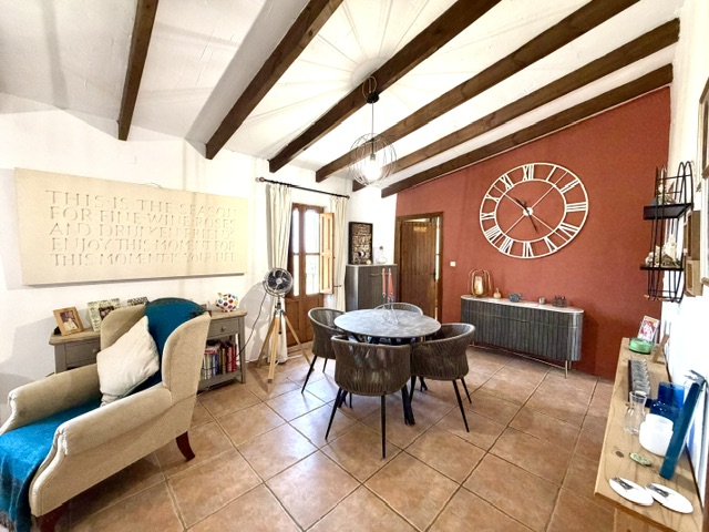 Image No.12-8 Bed Property for sale