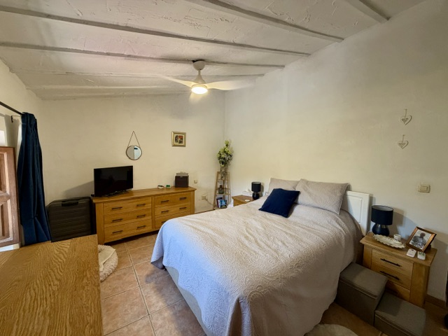 Image No.14-8 Bed Property for sale