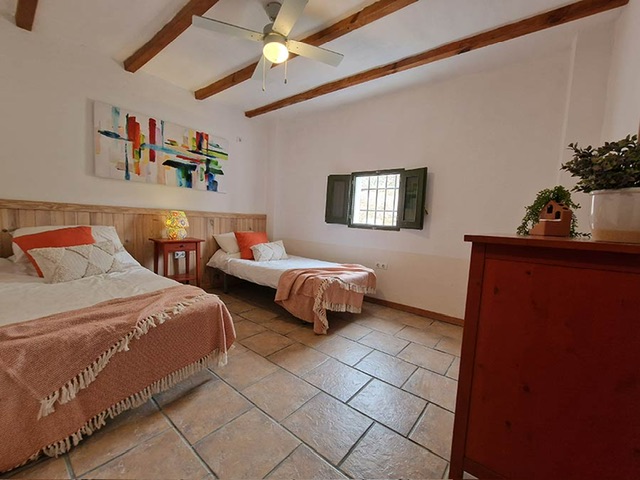 Image No.55-8 Bed Property for sale