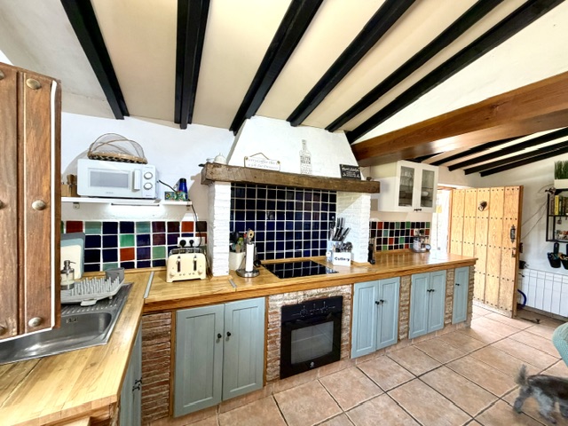 Image No.8-8 Bed Property for sale