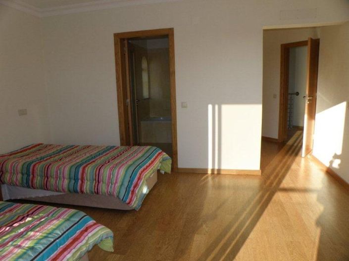 Image No.19-4 Bed House for sale