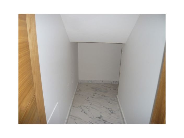 Image No.18-4 Bed House for sale