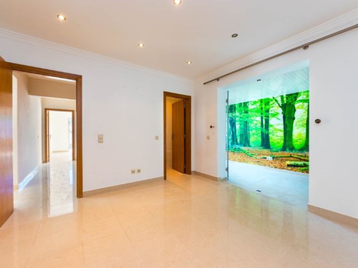 Image No.10-3 Bed House for sale