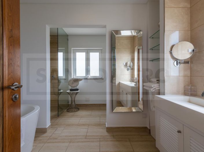 Image No.24-6 Bed House for sale