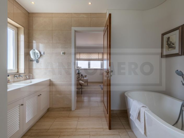 Image No.27-6 Bed House for sale