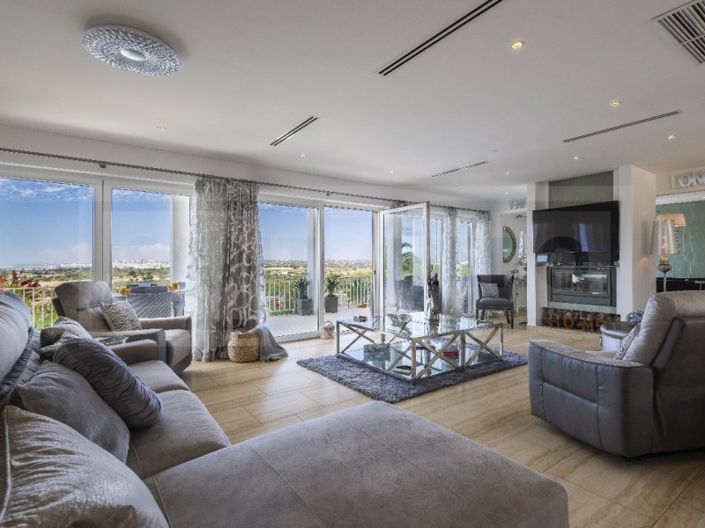 Image No.3-6 Bed House for sale