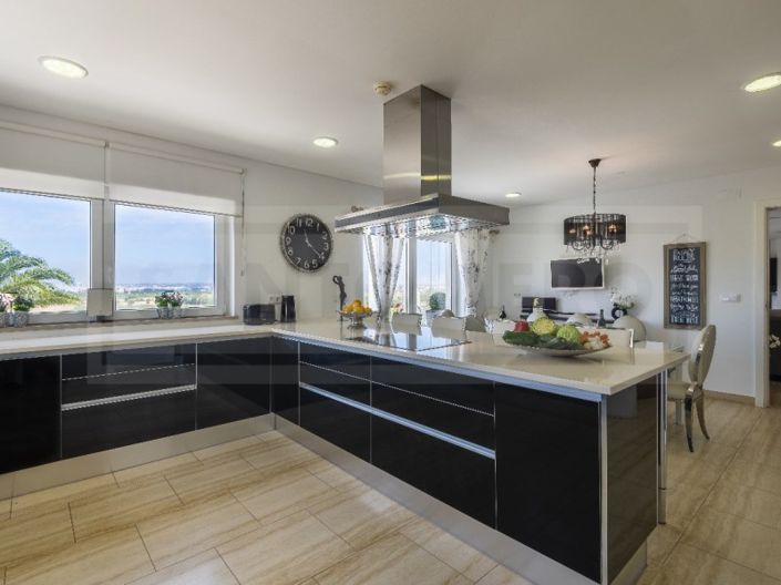 Image No.9-6 Bed House for sale