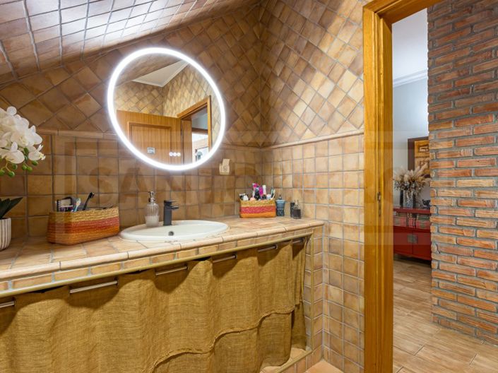 Image No.25-4 Bed House for sale