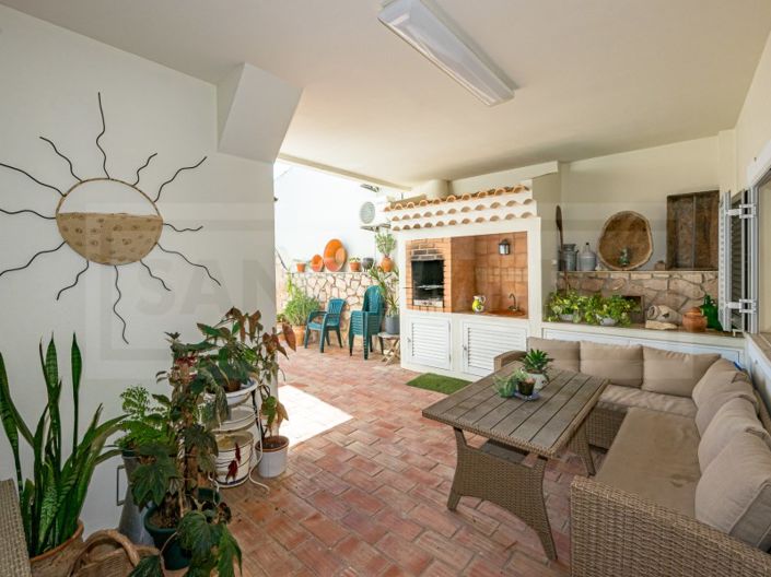 Image No.8-4 Bed House for sale