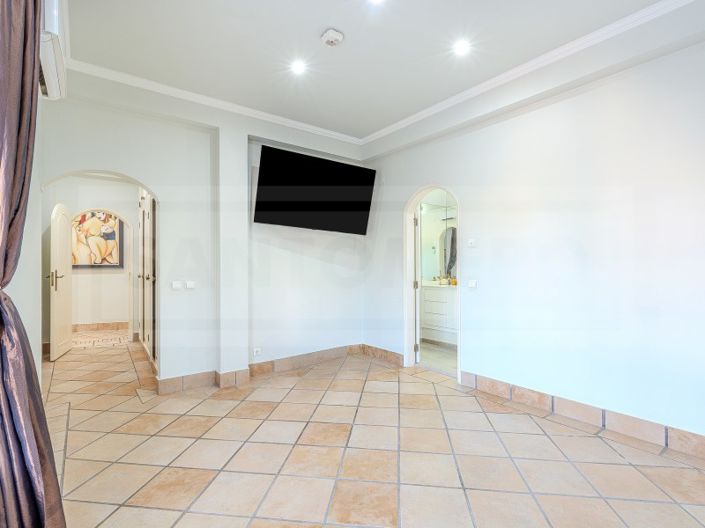 Image No.9-4 Bed House for sale