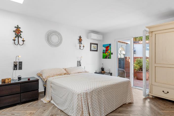 Image No.20-4 Bed Country Property for sale