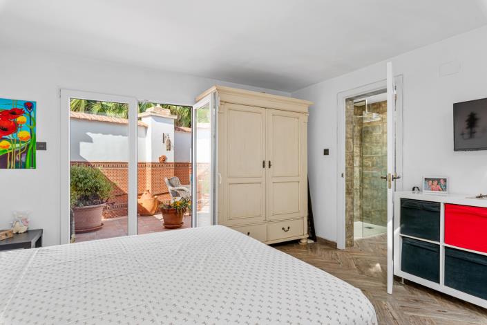 Image No.21-4 Bed Country Property for sale