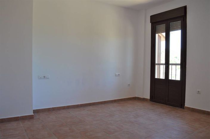 Image No.17-2 Bed Townhouse for sale