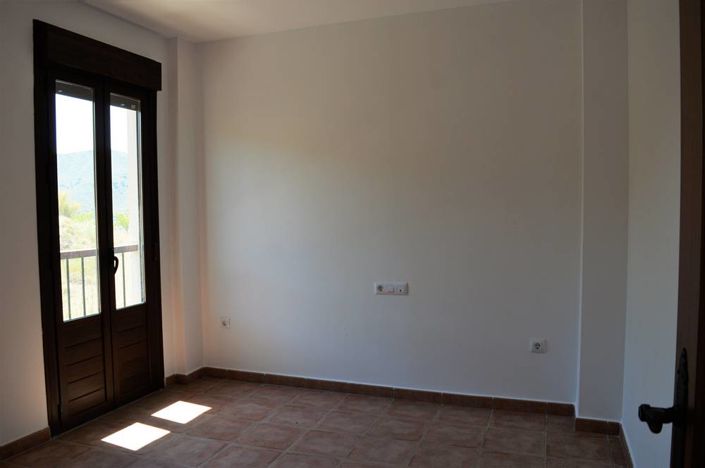 Image No.18-2 Bed Townhouse for sale