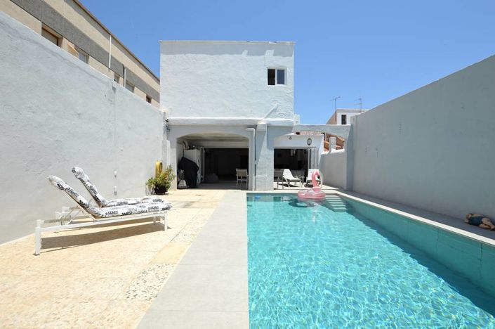 Image No.1-6 Bed Townhouse for sale