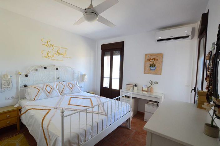 Image No.20-3 Bed Townhouse for sale