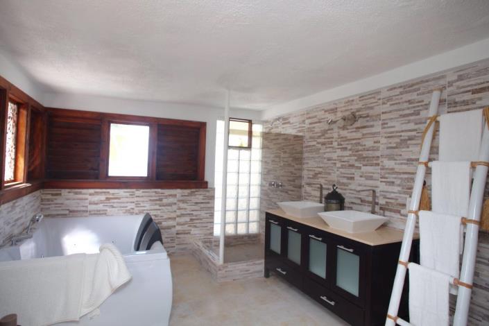 Image No.12-5 Bed Villa / Detached for sale