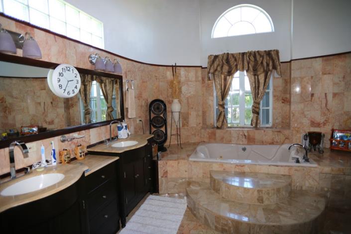 Image No.13-3 Bed Villa / Detached for sale