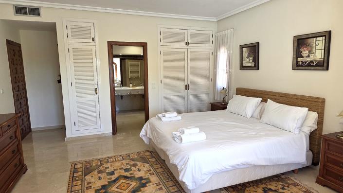 Image No.16-4 Bed Villa / Detached for sale