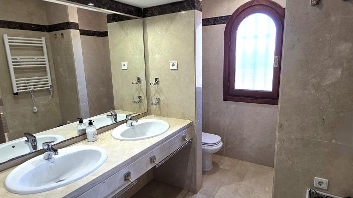 Image No.17-4 Bed Villa / Detached for sale