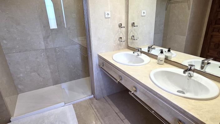 Image No.18-4 Bed Villa / Detached for sale