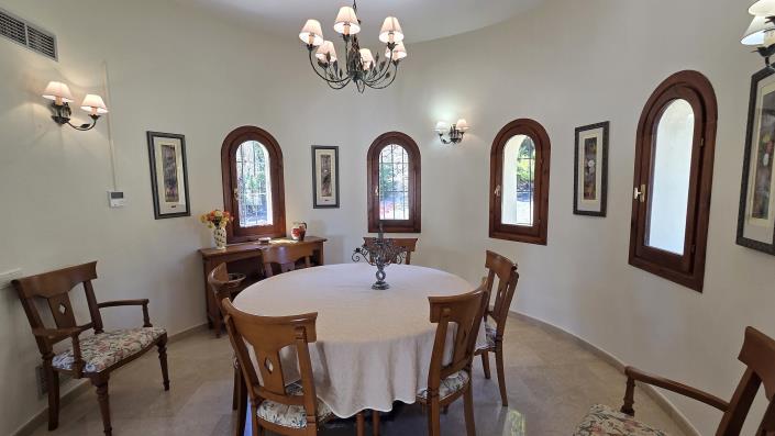 Image No.12-4 Bed Villa / Detached for sale