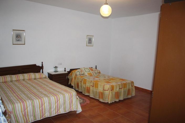 Image No.8-4 Bed House for sale