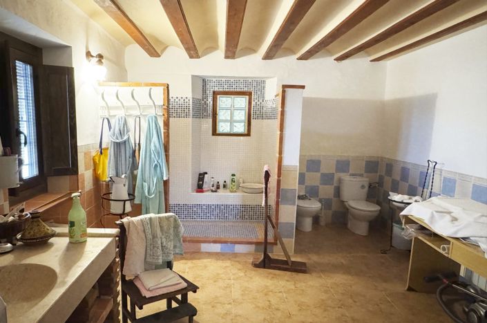 Image No.18-6 Bed Property for sale