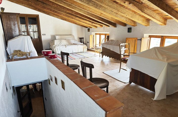 Image No.24-6 Bed Property for sale