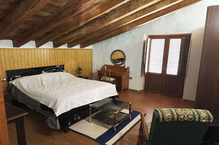 Image No.30-6 Bed Property for sale