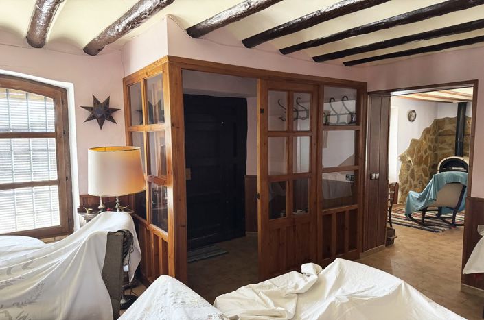 Image No.31-6 Bed Property for sale