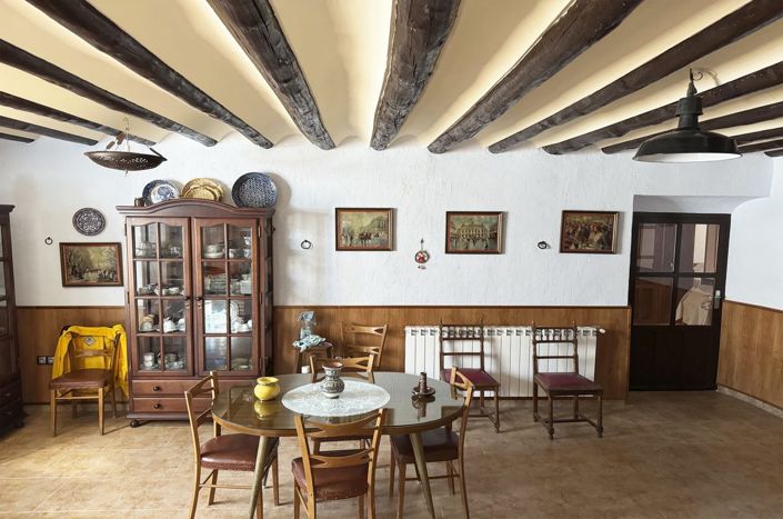 Image No.10-6 Bed Property for sale