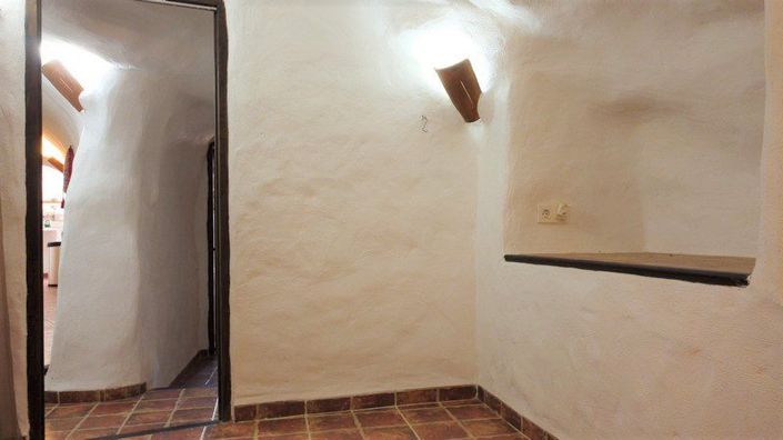 Image No.18-5 Bed House for sale