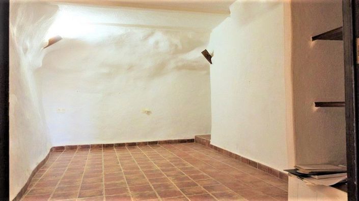 Image No.24-5 Bed House for sale